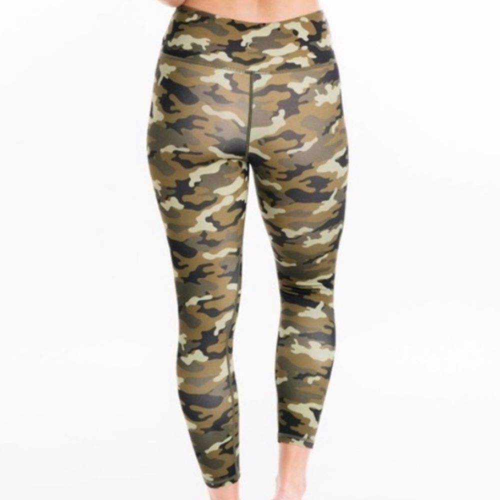 ZYIA Light Green Camo Reflective Soft & Snug Mid-Rise 7/8 Legging Size 6-8 - Picture 4 of 16